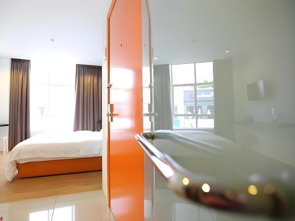 1 Hotel Taman Connaught Куала-Лумпур Экстерьер фото